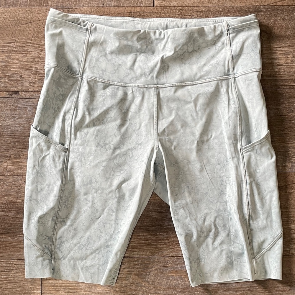 Lululemon Fast and Free Shorts 10" City Grit White Blue Fog